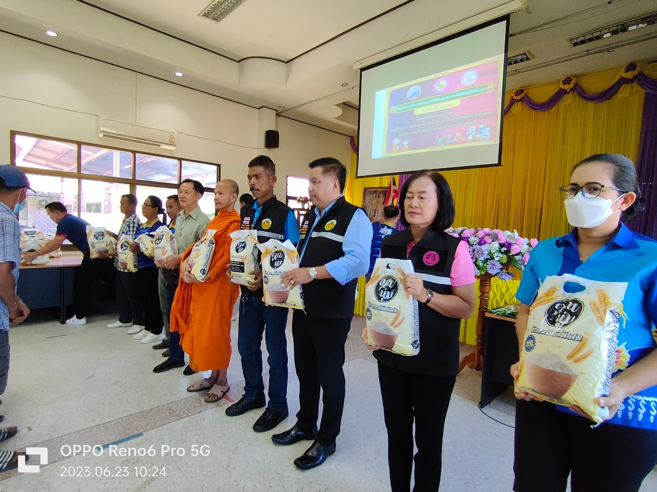 โครงการทานพระทำนำสารส่งมอบสิ่งที่ดีผ่านศูนย์ช่วยเหลือสังคม จังหวัดชุมพร